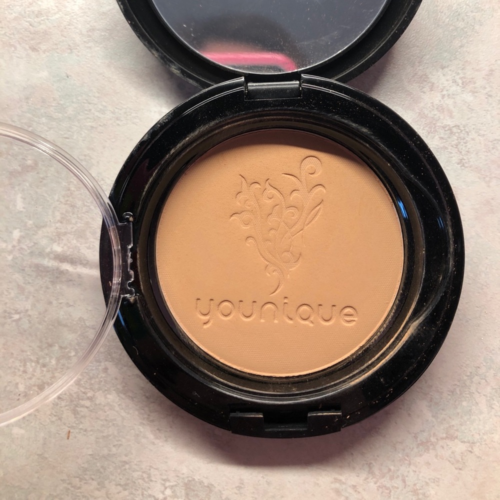 Younique Jacquard Pressed Powder